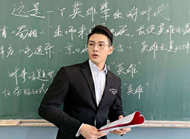 Thầy giáo sở hữu gương mặt điển trai cực phẩm khiến hội nữ sinh chao đảo